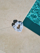 Lade das Bild in den Galerie-Viewer, April
