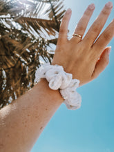 Lade das Bild in den Galerie-Viewer, April
