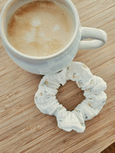 Lade das Bild in den Galerie-Viewer, April
