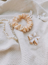 Lade das Bild in den Galerie-Viewer, Butter Yellow mini

