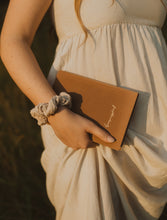 Lade das Bild in den Galerie-Viewer, Cream
