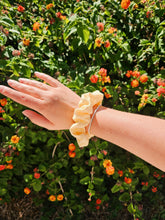 Lade das Bild in den Galerie-Viewer, Butter Yellow
