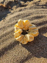Lade das Bild in den Galerie-Viewer, Butter Yellow
