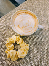 Lade das Bild in den Galerie-Viewer, Butter Yellow
